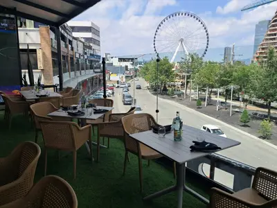 Terraza de restaurante amueblada con mesas y sillas tejidas